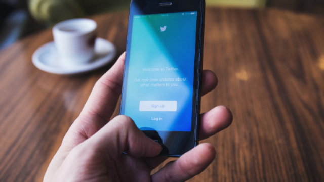 Un&rsquo;immagine della schermata iniziale di Twitter per iOS su iPhone