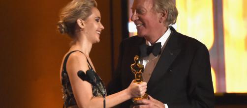 Jennifer Lawrence homenajea a Donald Shuterland en los Oscars honoríficos