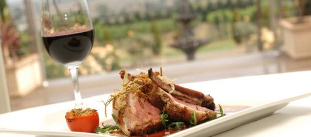 Abbinamento tra vino e cibo: ecco cosa scegliere. Abbinamento tra vino e cibo: ecco cosa scegliere.