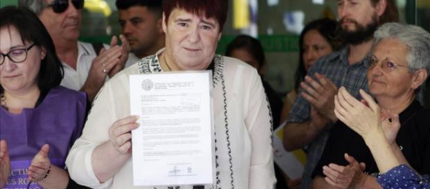 Ascensión López muestra el documento judicial que la condena a cárcel por denunciar a quienes le robaron de su auténtica madre. Ascensión López muestra el documento judicial que la condena a cárcel por denunciar a quienes le robaron de su auténtica madre.