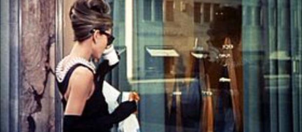 Audrey Hepburn, nel celebre film: "Colazione da Tiffany". Audrey Hepburn, nel celebre film: "Colazione da Tiffany".