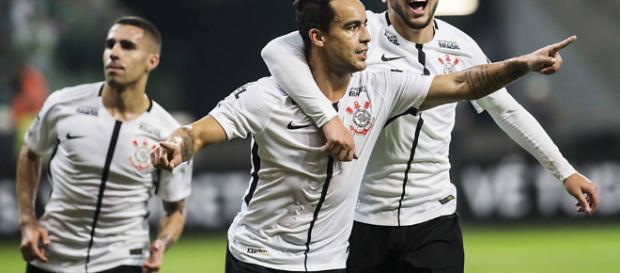 Corinthians vence Furacão e pode ser campeão na próxima rodada Corinthians vence Furacão e pode ser campeão na próxima rodada