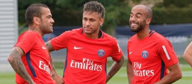 Daniel Alves, Neymar e Lucas apresentados respectivamente Daniel Alves, Neymar e Lucas apresentados respectivamente