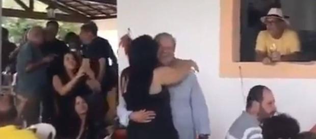 Filmado em roda de samba, Dirceu viraliza na web (Foto: Captura de vídeo) Filmado em roda de samba, Dirceu viraliza na web (Foto: Captura de vídeo)
