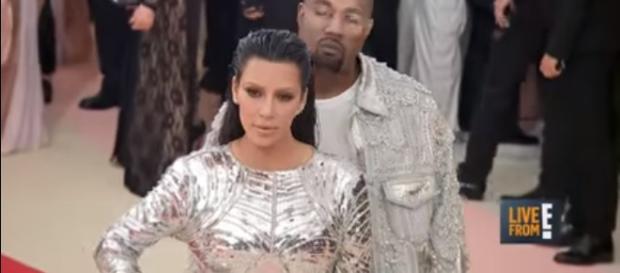 Kim Kardashian, Kourtney Kardashian go out shopping for their babies. Image credit:E! News/YouTube screenshot Kim Kardashian, Kourtney Kardashian go out shopping for their babies. Image credit:E! News/YouTube screenshot