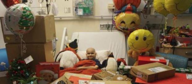 Menino aguarda cartões de Natal Menino aguarda cartões de Natal