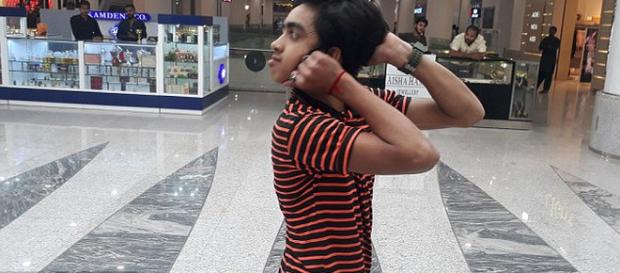 Un adolescent pakistanez își poate răsuci capul cu180 de grade - Foto: Daily Mail (© Caters News Agency) Un adolescent pakistanez își poate răsuci capul cu180 de grade - Foto: Daily Mail (© Caters News Agency)