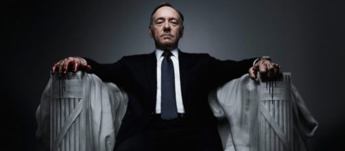 Kevin Spacey nei panni di Frank Underwood, protagonista della serie TV House of Cards