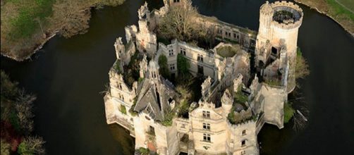 Vista dall'alto del castello della Mothe-Chandeniers a Les Trois-Moutiers ( Foto: web )