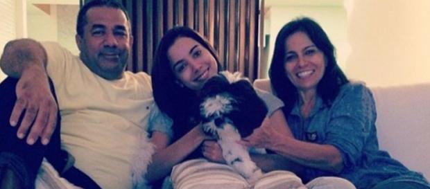Anitta ao lado da sua família e do cão Anitta ao lado da sua família e do cão