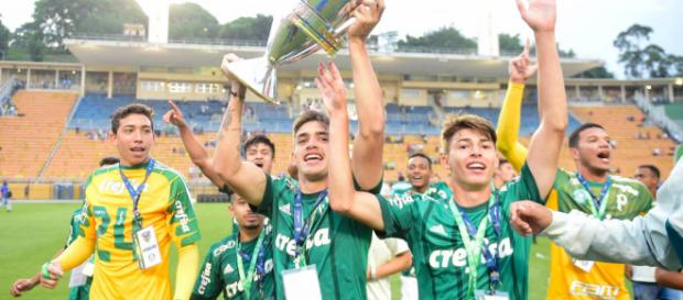 Jogadores do Palmeiras sub-17 comemoram título inédito (foto: Fernando Dantas/Gazeta Press) Jogadores do Palmeiras sub-17 comemoram título inédito (foto: Fernando Dantas/Gazeta Press)