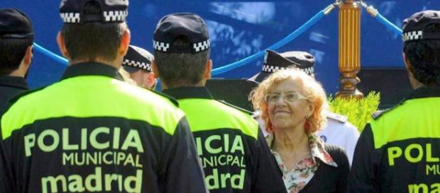 La alcaldesa de Madrid: una de las amenazadas saludando a la policía. La alcaldesa de Madrid: una de las amenazadas saludando a la policía.