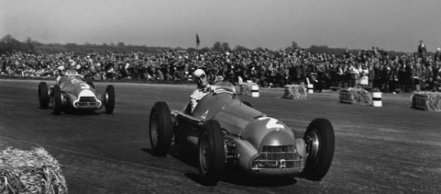 Passado de glória: Giuseppe Farina lidera com seu Alfa Romeo, em Silverstone, no primeiro GP da Fórmula 1, em 1950 Passado de glória: Giuseppe Farina lidera com seu Alfa Romeo, em Silverstone, no primeiro GP da Fórmula 1, em 1950