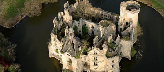 Vista dall'alto del castello della Mothe-Chandeniers a Les Trois-Moutiers ( Foto: web ) Vista dall'alto del castello della Mothe-Chandeniers a Les Trois-Moutiers ( Foto: web )