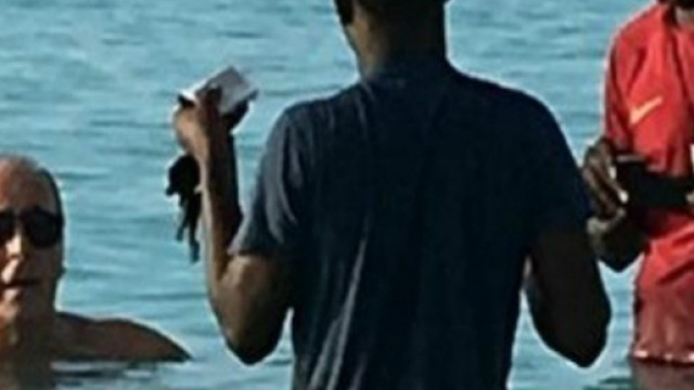 Giampiero Ventura "paparazzato" nelle acque di Zanzibar