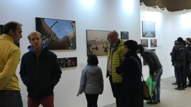 Spettatori in visita al Mastio della Cittadella di Torino per il World Press Photo