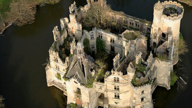 Vista dall'alto del castello della Mothe-Chandeniers a Les Trois-Moutiers ( Foto: web )
