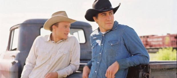 Cena do filme O Segredo De Brokeback Mountain com os personagens Jack e Ennis Cena do filme O Segredo De Brokeback Mountain com os personagens Jack e Ennis