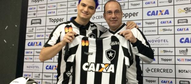 Felipe Neto e o seu lado torcedor. (Foto Reprodução). Felipe Neto e o seu lado torcedor. (Foto Reprodução).