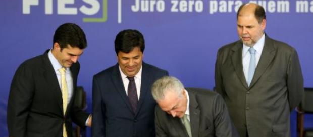 Momento em que Temer sanciona novo Fies e diz que medida é exemplo de educação I Galeria Blasting News. Momento em que Temer sanciona novo Fies e diz que medida é exemplo de educação I Galeria Blasting News.