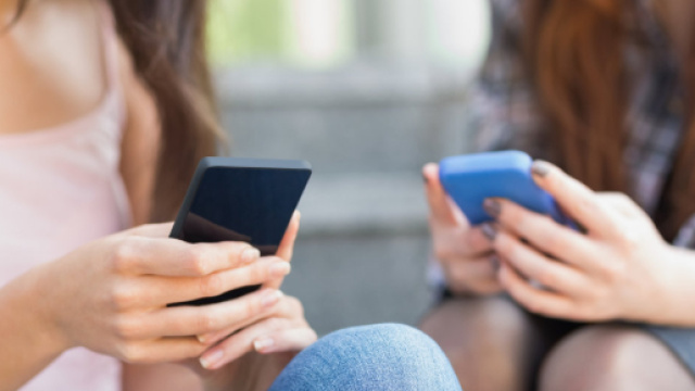 Macron veut durcir la loi qui encadre l'usage du portable à l ... - huffingtonpost.fr