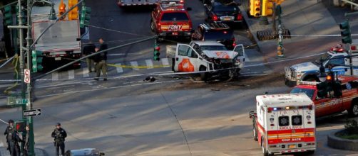 New York: bomba fa esplodere bus