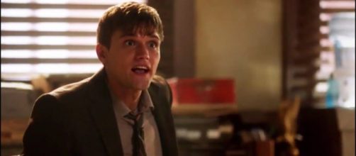 Ralph Dibny (Hartley Sawyer) in his office on 'The Flash' (Source: Trailerz World/YouTube Screencap)