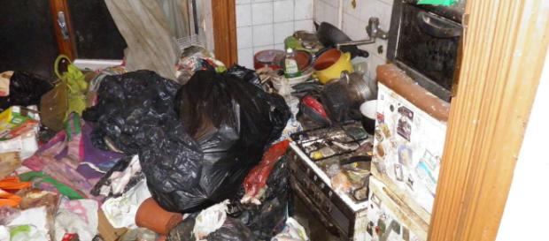 Casa fatiscente con rifiuti e topi Casa fatiscente con rifiuti e topi