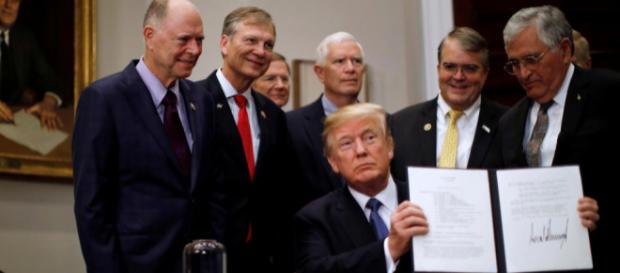 franceinfo (@franceinfo) | Trump signe la Space Policy Directive 1 pour envoyer des hommes sur la Lune et sur Mars. franceinfo (@franceinfo) | Trump signe la Space Policy Directive 1 pour envoyer des hommes sur la Lune et sur Mars.