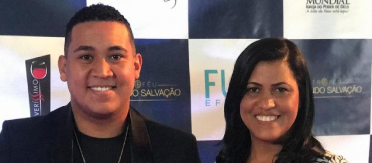 Alisson Neide Cante No Vale Alisson E Neide Recebem O Trofeu Gerando Salvacao