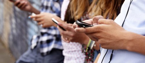 Adolescenti dormono poco? Colpa anche degli smartphone