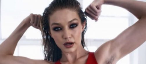 L'éditorial libre et collaboratif. - editolib.fr Gigi Hadid fait une couverture de magazine avec des poils sous les aisselles.