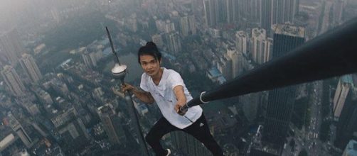 Wu Yong Ning, morto a 26 anni dopo essere preciptato da un grattacielo cinese per fare un selfie 'sponsorizzato'. Foto: Facebook.