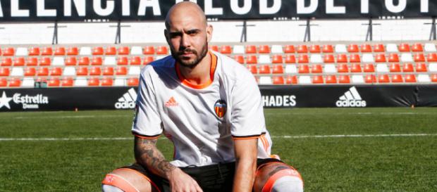 El futbolista regresa a su país. El futbolista regresa a su país.