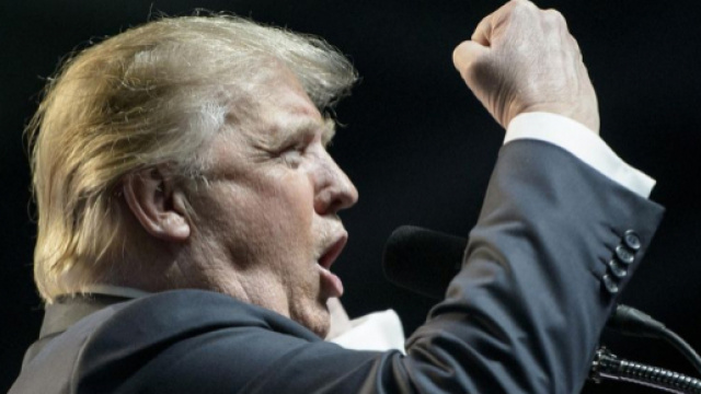 Deux sénateurs veulent que Donald Trump démissionne