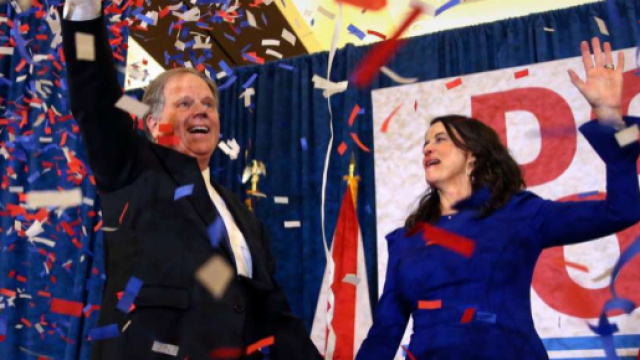 Doug Jones lors de sa victoire / John Bazemore // AFP