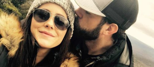 Jenelle Evans and David Eason pose on a mountain. [Photo via Instagram]