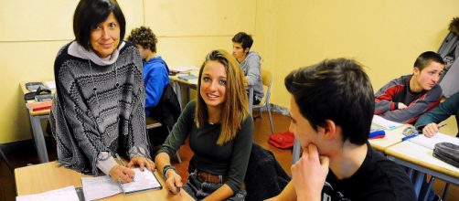 Lorella Carimali in classe con i suoi studenti