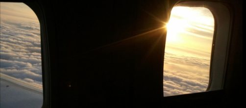 Perché gli oscuranti dei finestrini in aereo devono rimanere aperti