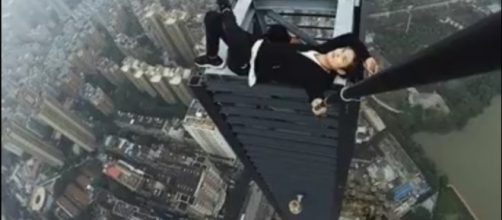 Si arrampica sul grattacielo per farsi un selfie, posta il video e cade