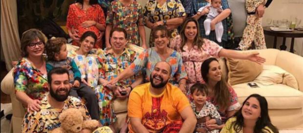 Família faz festa temática para o dono do SBT Família faz festa temática para o dono do SBT