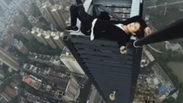 Si arrampica sul grattacielo per farsi un selfie, posta il video e cade