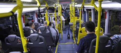 Homem se masturbando em ônibus