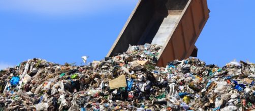 Immagine di scarico di rifiuti in una discarica (foto di repertorio)