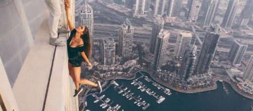 Pericoloso selfie in bilico su un grattacielo - rds.it