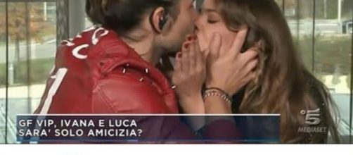 Luca e Ivana a Mattino 5 bacio a stampo