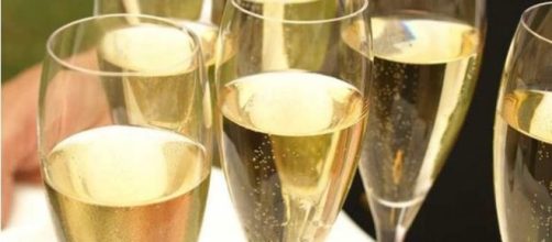 PROSECCO sotto accusa distruggerebbe i denti