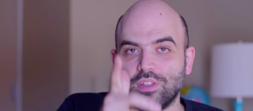 Roberto Saviano spiega il fenomeno dell' hating con un video.