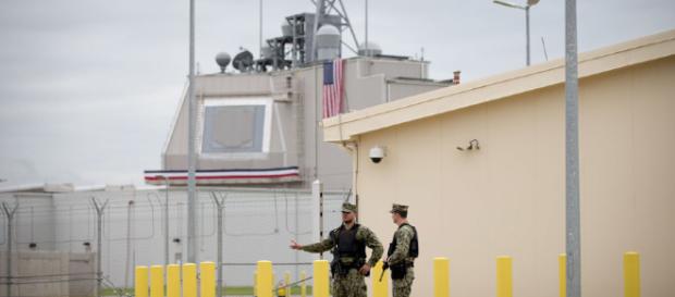 Doi soldați stau de pază în fața scutului NATO de la Deveselu - Foto: rt.com ( © KAY NIETFELD / Reuters) Doi soldați stau de pază în fața scutului NATO de la Deveselu - Foto: rt.com ( © KAY NIETFELD / Reuters)