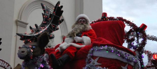 Guloseimas acabam e Papai Noel é apedrejado por crianças em Itatiba Guloseimas acabam e Papai Noel é apedrejado por crianças em Itatiba